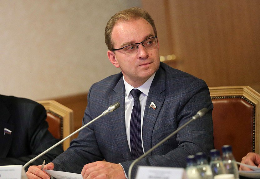 Член Комитета по охране здоровья Михаил Кизеев