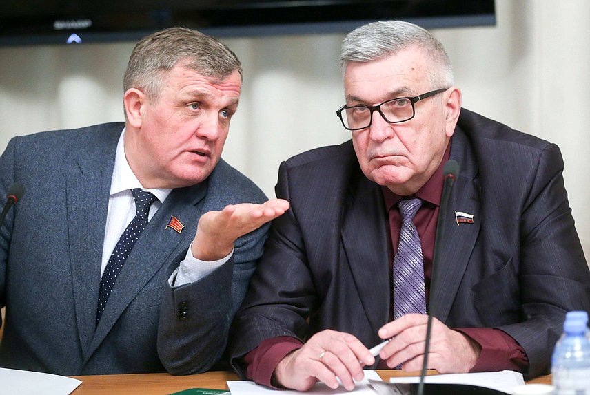 Первые заместители Председателя Комитета по труду, социальной политике и делам ветеранов Николай Коломейцев и Михаил Тарасенко
