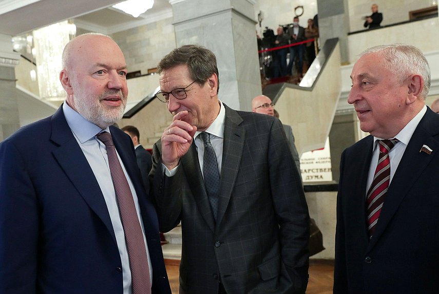 Председатель Комитета по государственному строительству и законодательству Павел Крашенинников, Первый заместитель Председателя Государственной Думы Александр Жуков и Председатель Комитета по развитию Дальнего Востока и Арктики Николай Харитонов
