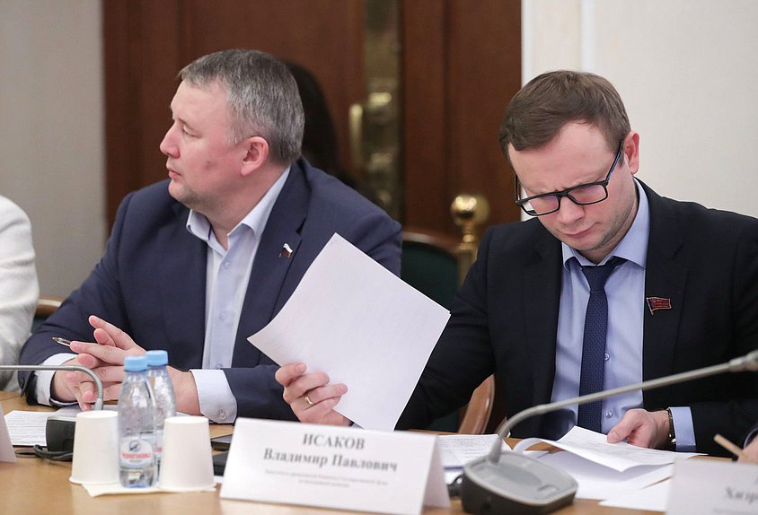 Член Комитета по молодежной политике Вячеслав Дамдинцурунов и заместитель Председателя Комитета Владимир Исаков