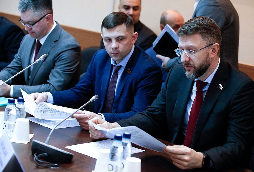 Член Комитета по экологии, природным ресурсам и охране окружающей среды Олег Михайлов и член Комитета по развитию Дальнего Востока и Арктики Дмитрий Погорелый