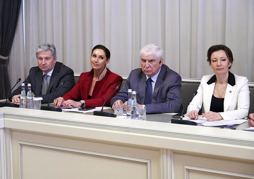 Член Комитета по международным делам Роза Чемерис, Первый заместитель Председателя Комитета Алексей Чепа и заместитель Председателя Государственной Думы Анна Кузнецова