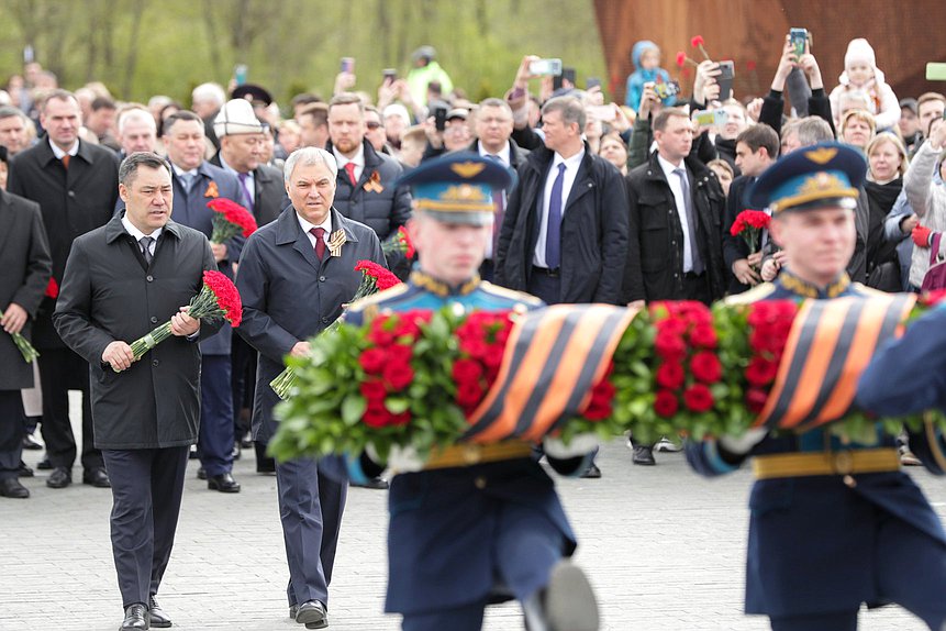 Председатель Государственной Думы Вячеслав Володин и Президент Киргизской Республики Садыр Жапаров посетили Ржевский мемориал Советскому солдату