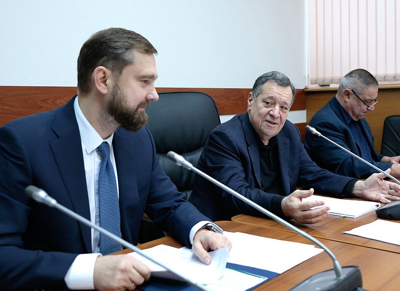 Руководитель Федерального агентства по делам национальностей Игорь Баринов и Председатель Комитета по бюджету и налогам Андрей Макаров
