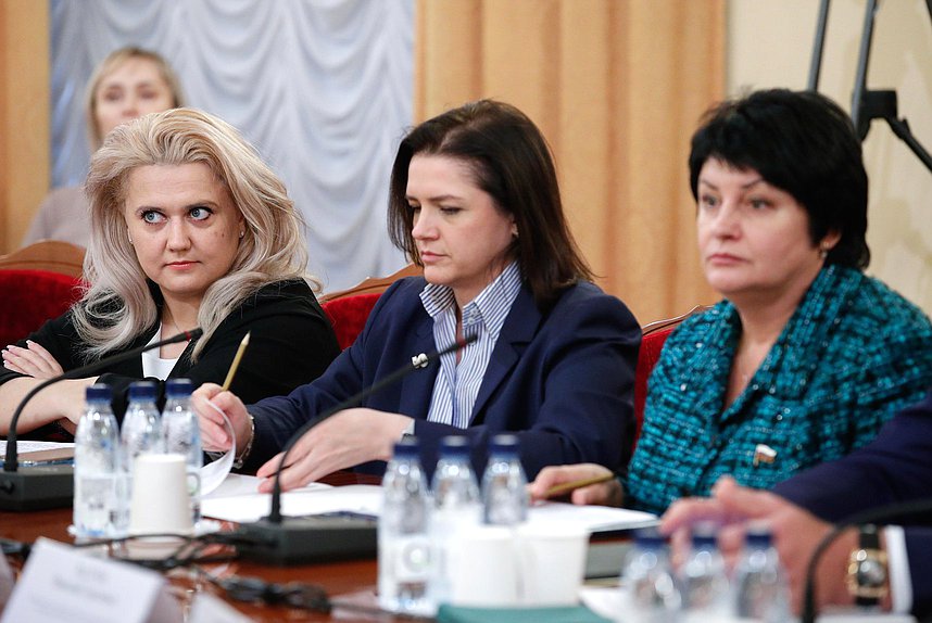 Члены Комитета по туризму и развитию туристической инфраструктуры Алла Салаева и заместители Председателя Комитета Наталья Костенко и Татьяна Лобач
