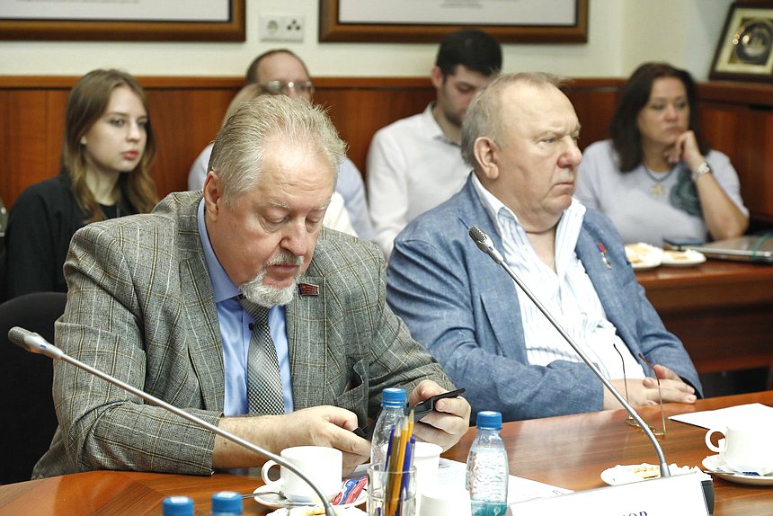 Заместители Председателя Комитета по развитию гражданского общества, вопросам общественных и религиозных объединений Сергей Обухов и Владимир Шаманов