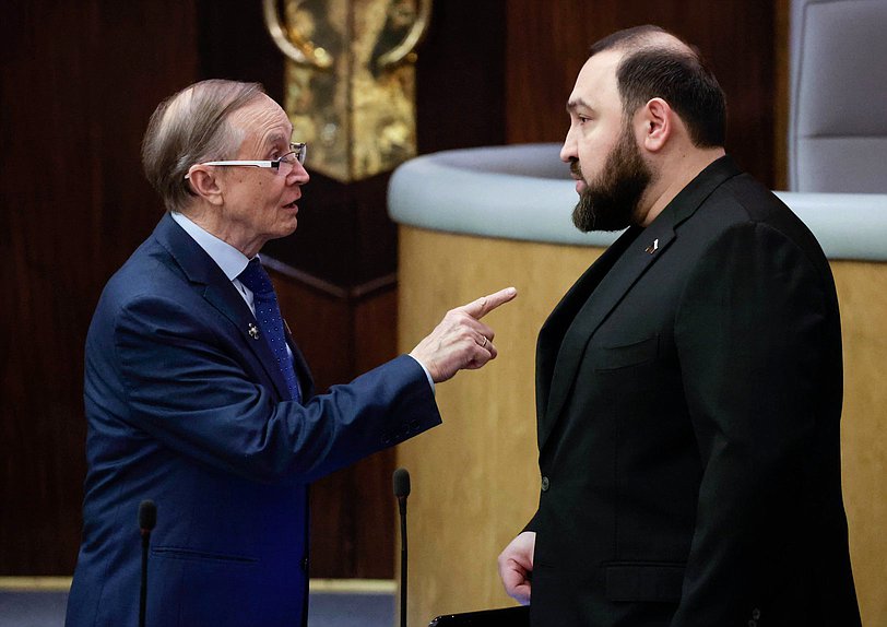 Первый заместитель Председателя Комитета по развитию гражданского общества, вопросам общественных и религиозных объединений Николай Бурляев и член Комитета по охране здоровья Бийсултан Хамзаев