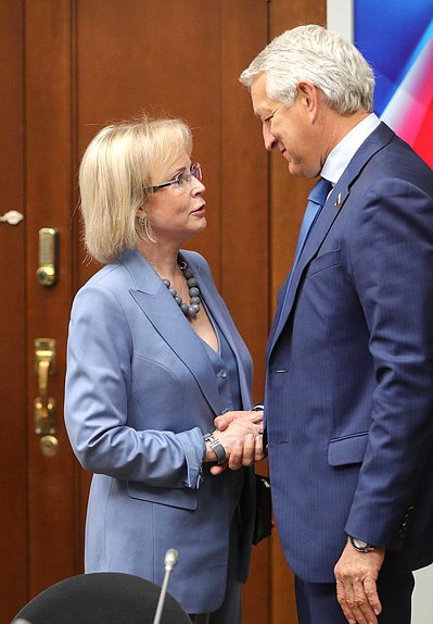 Заместитель Председателя Комитета по охране здоровья Татьяна Соломатина и Первый заместитель Председателя Комитета Леонид Огуль