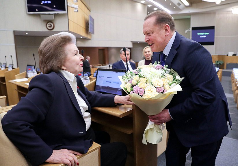 Член Комитета по международным делам Валентина Терешкова и член Комитета по защите конкуренции Айдар Метшин