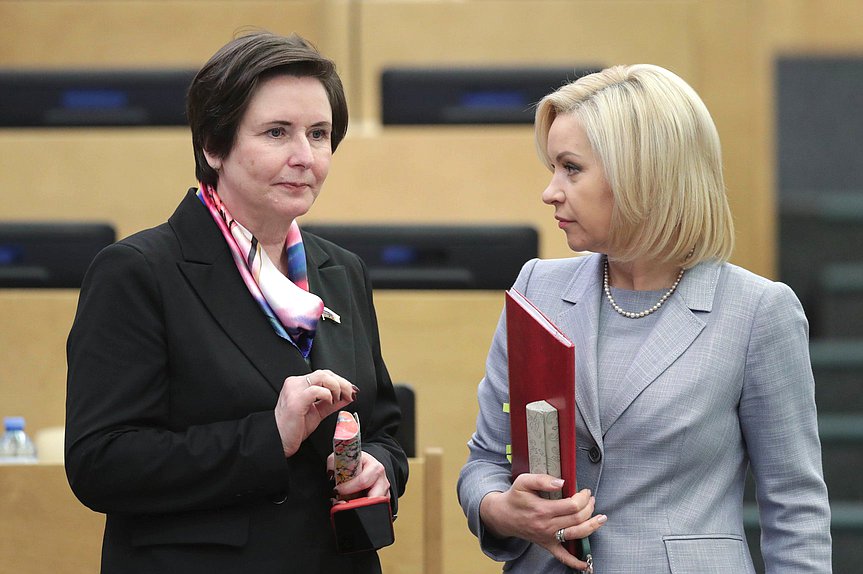 Заместитель Председателя Комитета по строительству и жилищно-коммунальному хозяйству Светлана Разворотнева и Председатель Комитета по просвещению Ольга Казакова