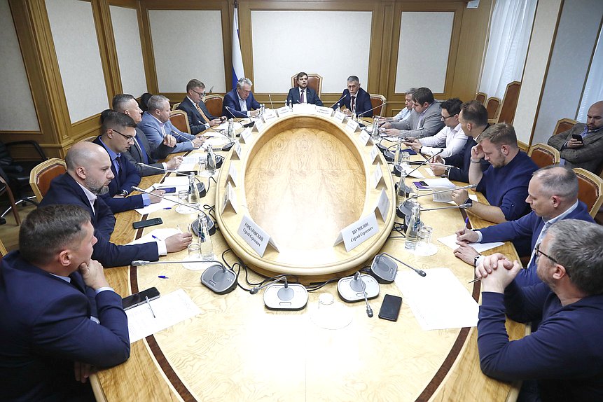 Совещание фракции «Новые люди» на тему «Вычислительная инфраструктура для ИИ: ЦОДы и микроэлектроника»