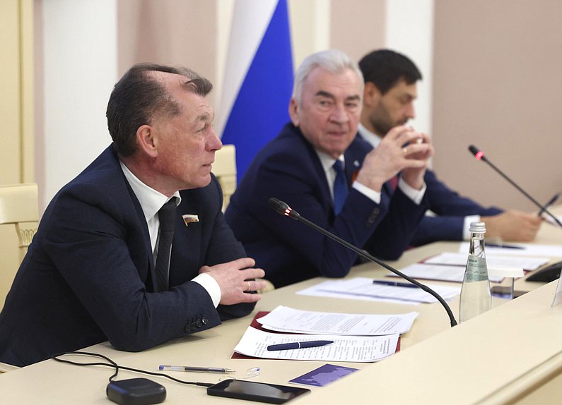 Председатель Комитета по экономической политике Максим Топилин и Председатель Законодательного Собрания Ленинградской области Сергей Бебенин. Заседание Комиссии Совета законодателей по вопросам экономической и промышленной политики