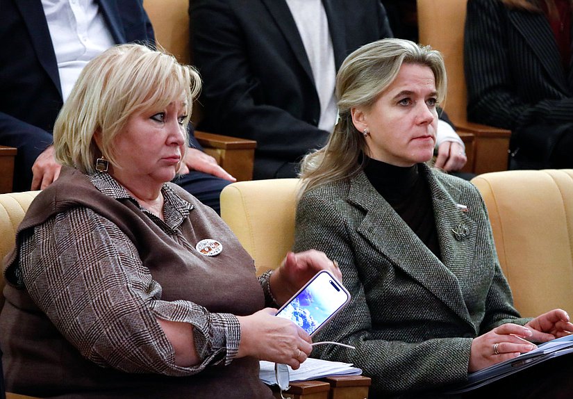 Заместитель Председателя Комитета по вопросам семьи, женщин и детей Елена Вторыгина и член Комитета Ольга Коробова