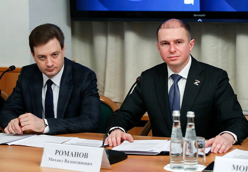 Первый заместитель Председателя Комитета по контролю Михаил Романов и заместитель Председателя Комитета Георгий Камнев