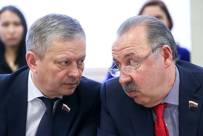 Член Комитета по физической культуре, спорту, туризму и делам молодежи Марат Бариев и заместитель Председателя Комитета по физической культуре, спорту, туризму и делам молодежи Валерий Газзаев