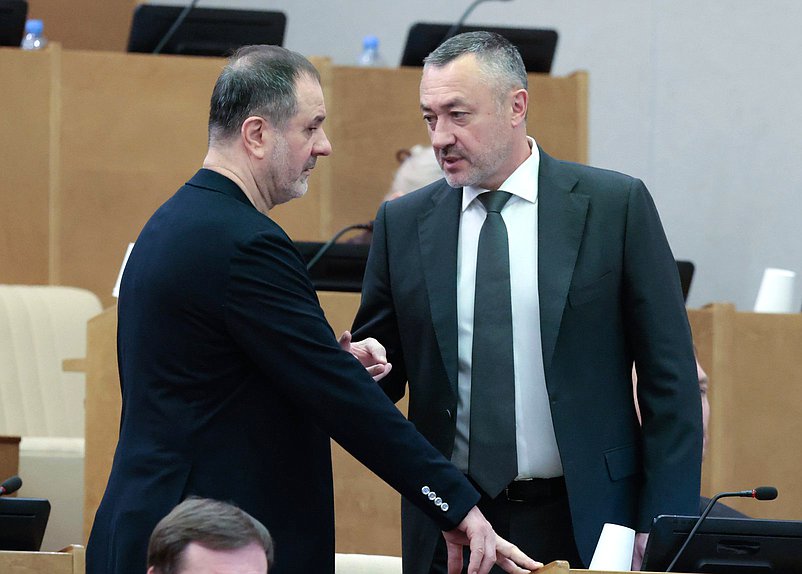 Член Комитета по делам национальностей Ахмед Догаев и Председатель Комиссии по Регламенту и обеспечению деятельности Государственной Думы Виктор Пинский