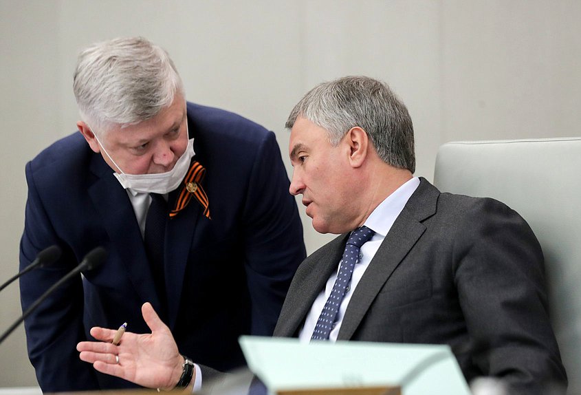 Председатель Государственной Думы Вячеслав Володин и Председатель Комитета по безопасности и противодействию коррупции Василий Пискарев