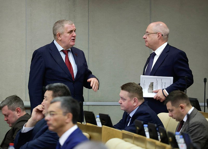 Первый заместитель Председателя Комитета по труду, социальной политике и делам ветеранов Николай Коломейцев и Председатель Комитета по вопросам собственности, земельным и имущественным отношениям Сергей Гаврилов