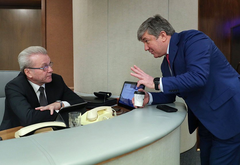 Полномочный представитель Президента РФ в Государственной Думе Гарри Минх и заместитель Председателя Комитета по безопасности и противодействию коррупции Ризван Курбанов