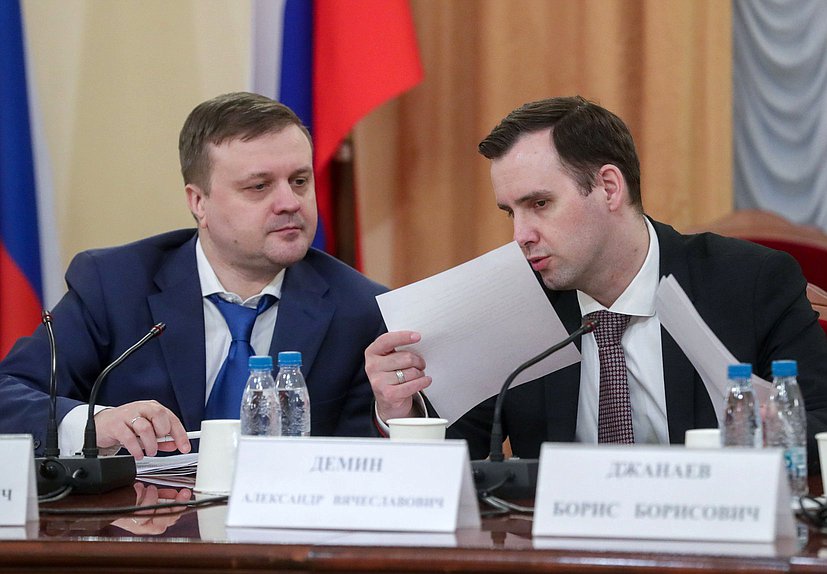 Председатель Комитета по региональной политике и местному самоуправлению Алексей Диденко и Председатель Комитета по малому и среднему предпринимательству Александр Демин