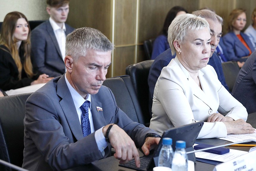 Члены Комитета по физической культуре и спорту Евгений Ревенко и Рима Баталова