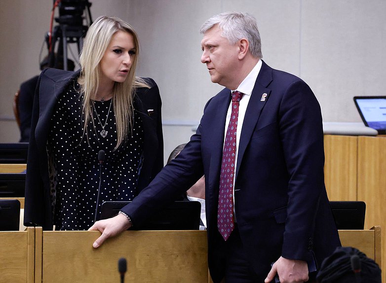 Председатель Комитета по развитию гражданского общества, вопросам общественных и религиозных объединений Яна Лантратова и заместитель Председателя Комитета по государственному строительству и законодательству Дмитрий Вяткин