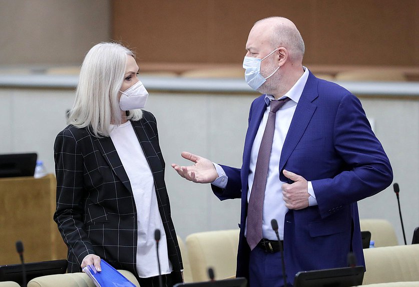 Председатель Комитета по государственному строительству и законодательству Павел Крашенинников и заместитель Председателя Комитета Ирина Белых