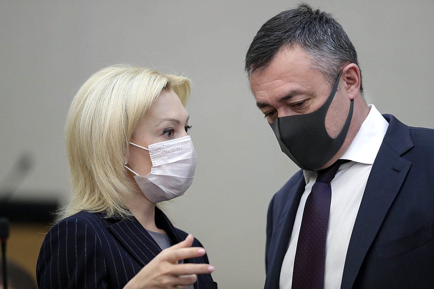 Председатель Комитета по развитию гражданского общества, вопросам общественных и религиозных объединений Ольга Тимофеева и Председатель Комиссии по Регламенту и обеспечению деятельности Государственной Думы Виктор Пинский