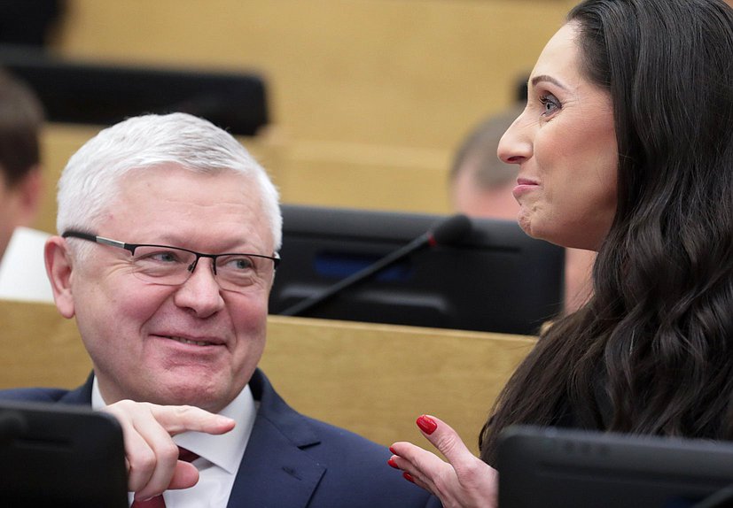 Председатель Комитета по безопасности и противодействию коррупции Василий Пискарев и член Комитета по международным делам Роза Чемерис