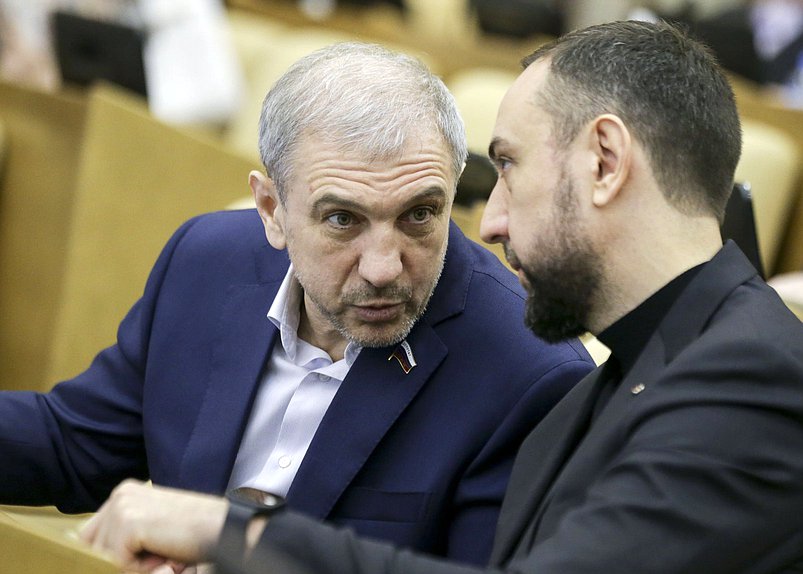 Член Комитета по делам национальностей Алихан Харсиев и Первый заместитель Председателя Комитета по делам национальностей Шамсаил Саралиев