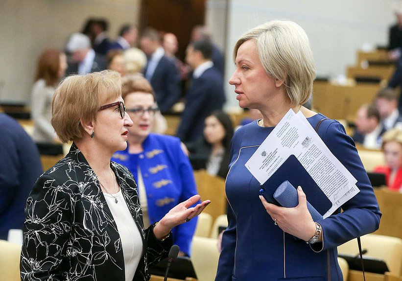 Член Комитета по энергетике Наталья Назарова и член Комитета по труду, социальной политике и делам ветеранов Татьяна Сапрыкина