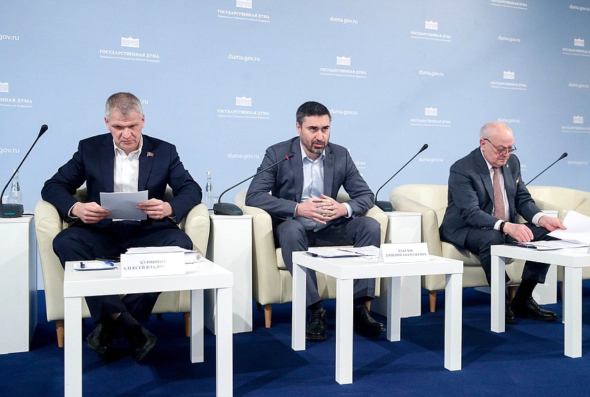 Заместитель Председателя Комитета по охране здоровья Алексей Куринный, Председатель Комитета по охране здоровья Дмитрий Хубезов и член Комитета Александр Румянцев