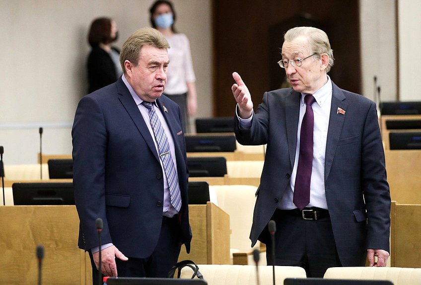 Член фракции КПРФ Дмитрий Кузякин и член Комитета по контролю и Регламенту Владимир Поздняков