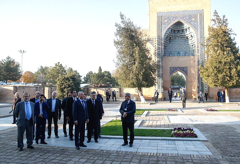 Председатель Государственной Думы Вячеслав Володин и члены российской делегации посетили мавзолей Гур-Эмир в Самарканде