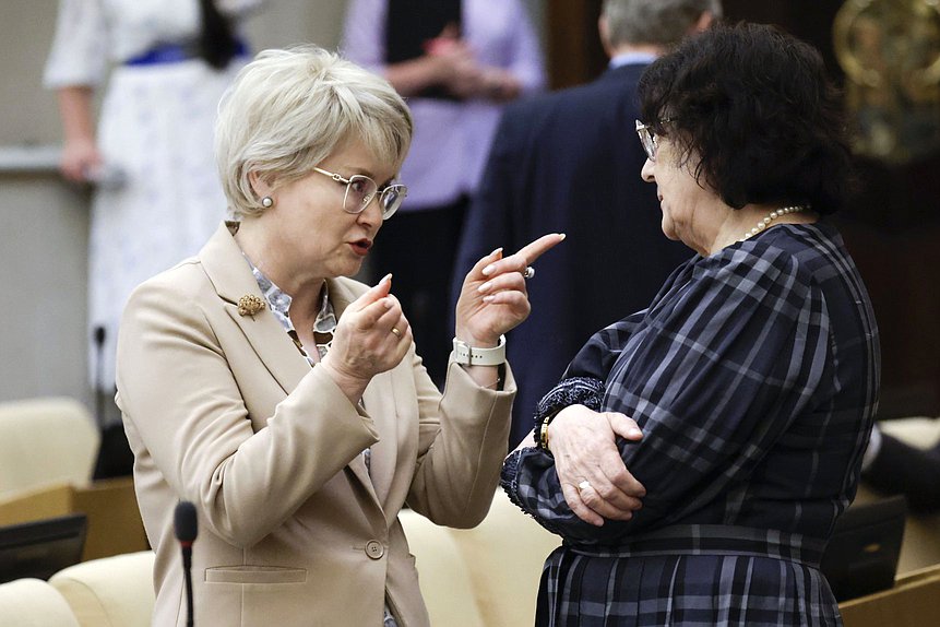 Член Комитета по просвещению Эльвира Аиткулова и член Комитета по охране здоровья Римма Утяшева