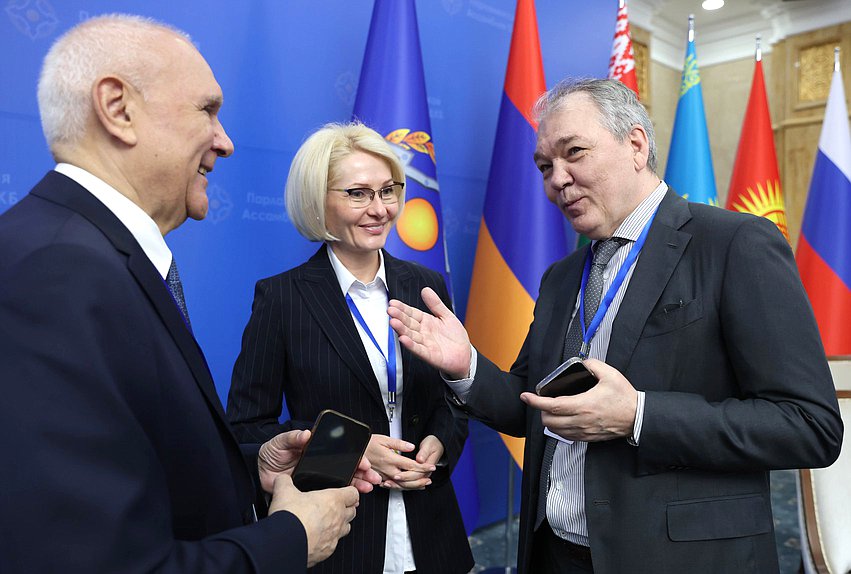 Vicejefa de la Duma Estatal Viktoria Abramchenko y presidente del Comité de Asuntos de la CEI, Integración Euroasiática y Relaciones con los Compatriotas Leonid Kalashnikov