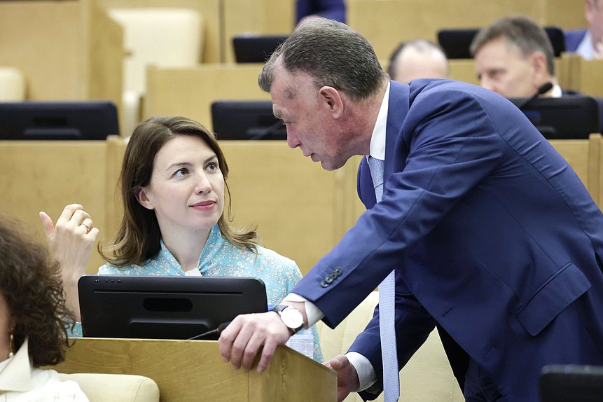 Первый заместитель Председателя Комитета по государственному строительству и законодательству Ирина Панькина и Председатель Комитета по экономической политике Максим Топилин