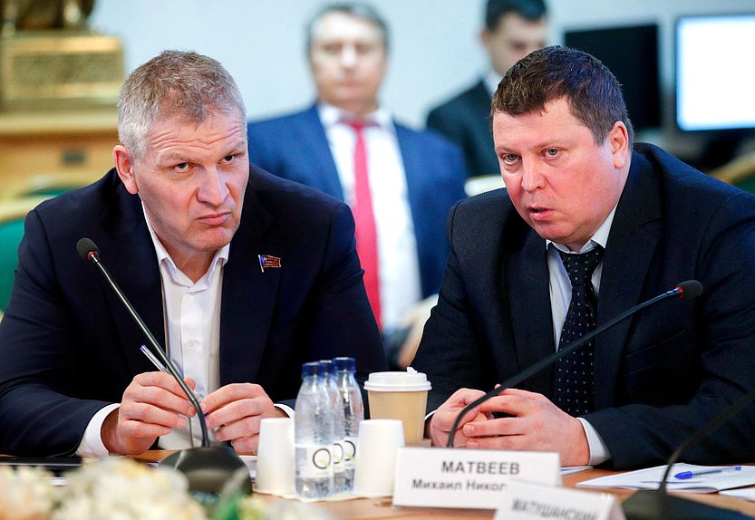 Заместитель Председателя Комитета по охране здоровья Алексей Куринный и заместитель Председателя Комитета по региональной политике и местному самоуправлению Михаил Матвеев