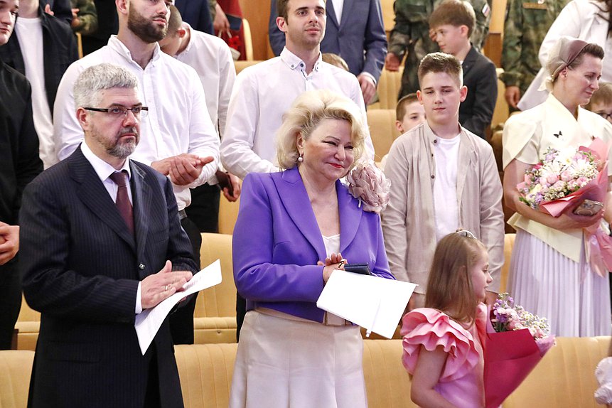 Председатель Комитета по защите семьи, вопросам отцовства, материнства и детства Нина Останина (в центре)