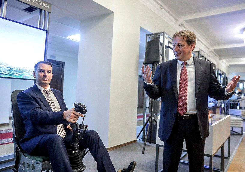 Председатель Комитета по труду, социальной политике и делам ветеранов Ярослав Нилов (слева)