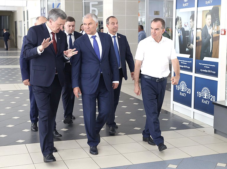 Председатель Государственной Думы Вячеслав Володин, губернатор Краснодарского края Вениамин Кондратьев и ректор Кубанского государственного университета Михаил Астапов