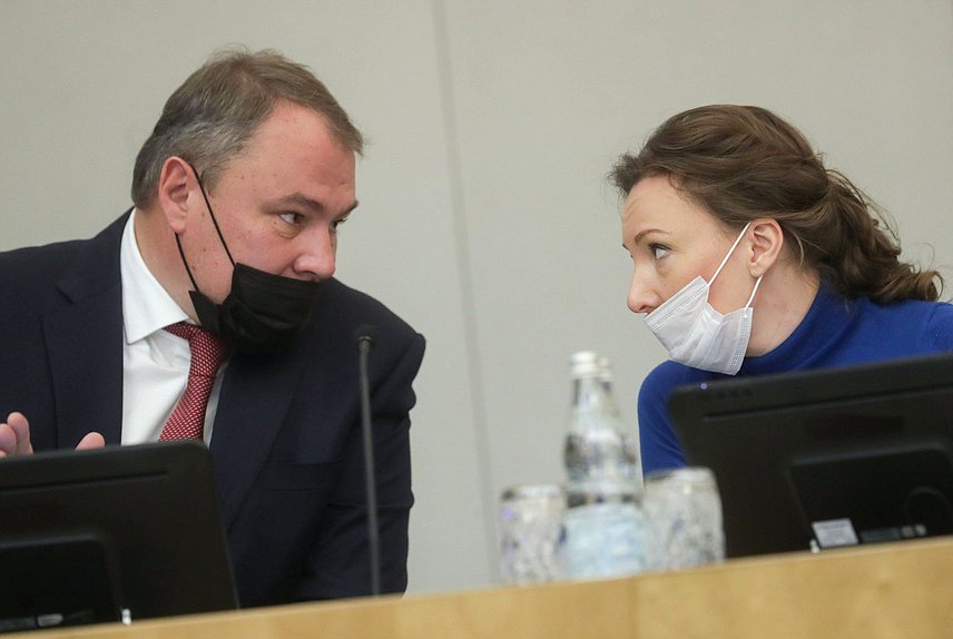 Заместители Председателя Государственной Думы Анна Кузнецова и Петр Толстой