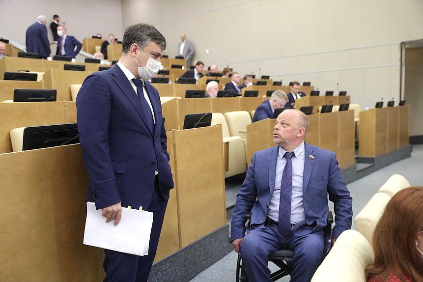 Председатель Комитета по охране здоровья Дмитрий Морозов и заместитель Председателя Комитета по информационной политике, информационным технологиям и связи Владимир Крупенников