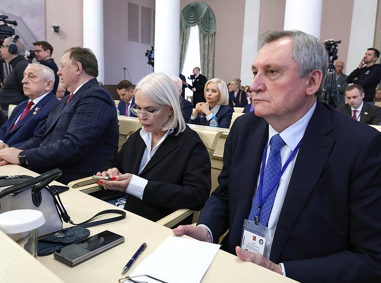 Председатель Комитета по энергетике Николай Шульгинов и Председатель Комитета по просвещению Ирина Белых