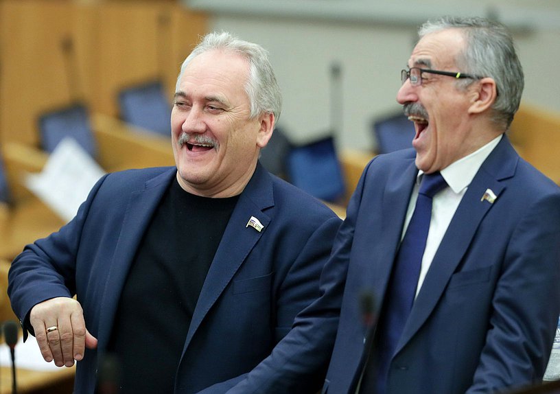 Член Комитета по развитию Дальнего Востока и Арктики Павел Симигин и заместитель Председателя Комитета по просвещению Нурбаганд Нурбагандов