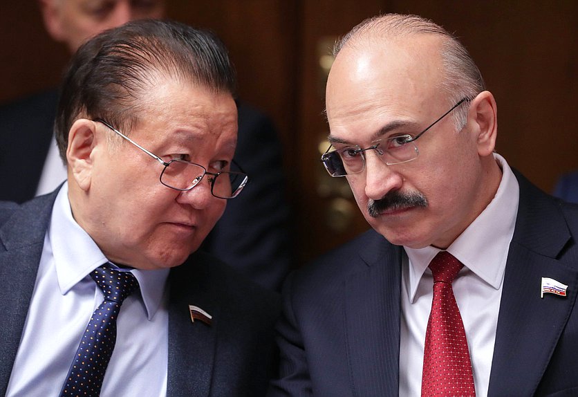 Первый заместитель Председателя Комитета по охране здоровья Федот Тумусов и Председатель Комитета по науке и высшему образованию Сергей Кабышев