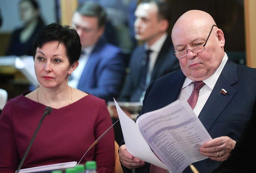 Заместитель Председателя Комитета по региональной политике и проблемам Севера и Дальнего Востока Оксана Бондарь и член Комитета Анатолий Тихомиров