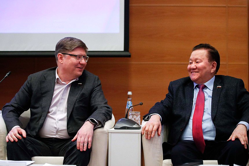 Член Комитета по труду, социальной политике и делам ветеранов Андрей Исаев и заместитель Председателя Государственной Думы Шолбан Кара-оол