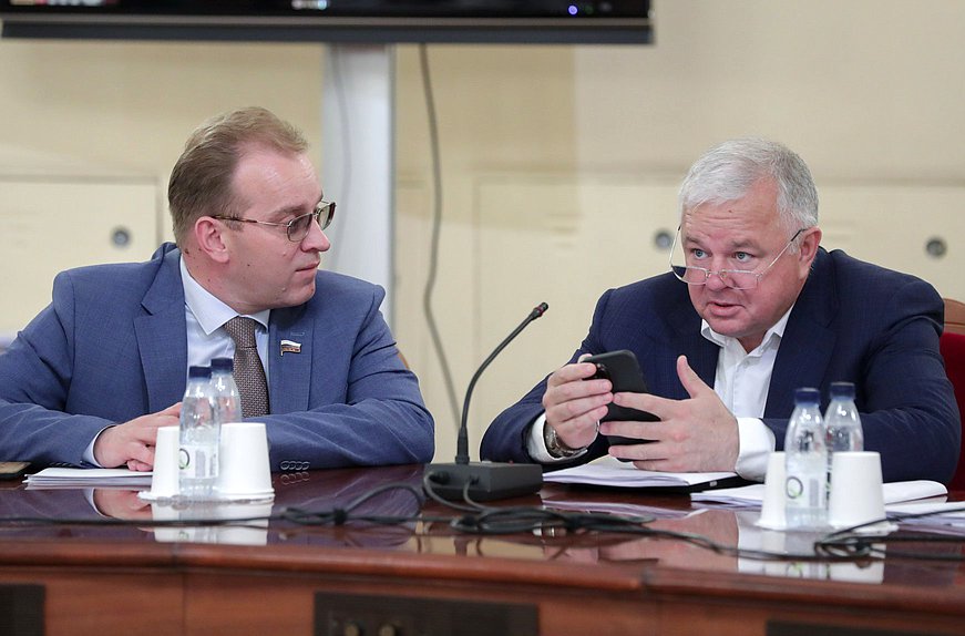 Член Комитета по охране здоровья Михаил Кизеев (слева)