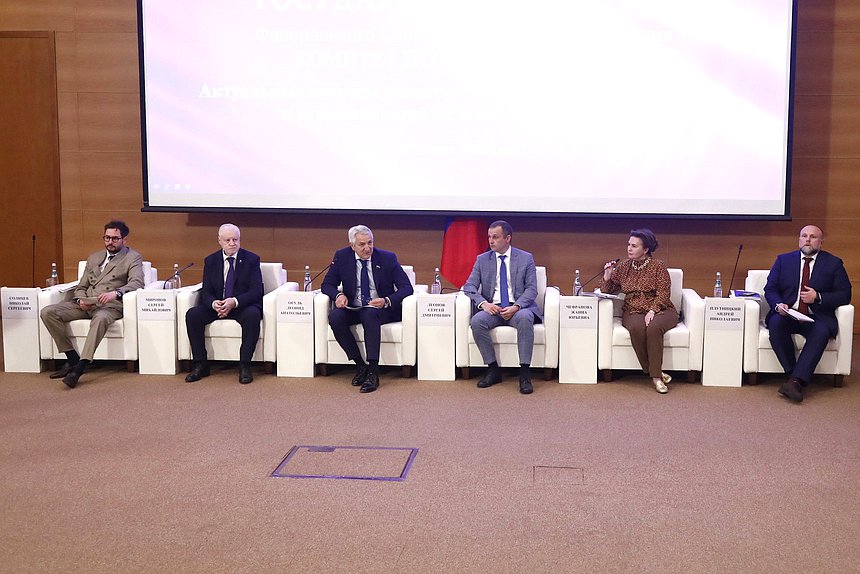 Круглый стол на тему "Актуальные вопросы развития и поддержки донорства крови и ее компонентов в Российской Федерации"